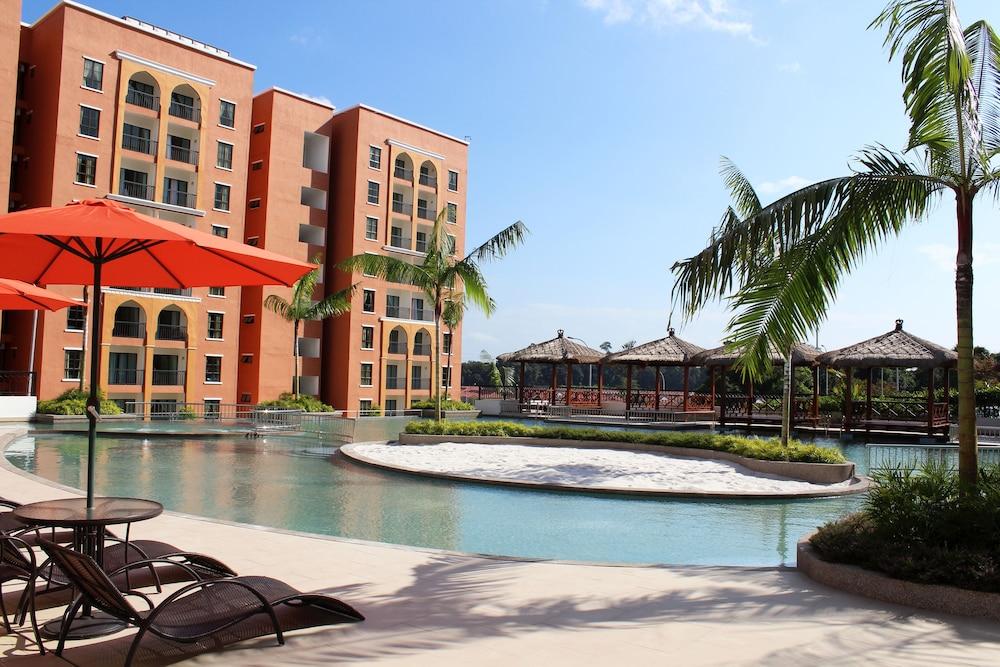 Arabian Bay Resort@ Bukit Gambang Resort City Экстерьер фото