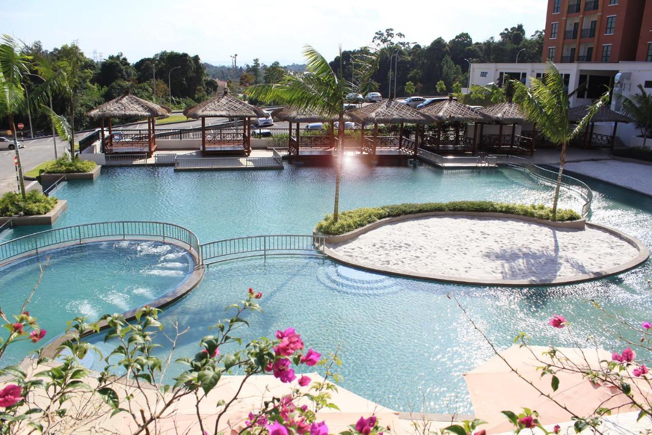 Arabian Bay Resort@ Bukit Gambang Resort City Экстерьер фото